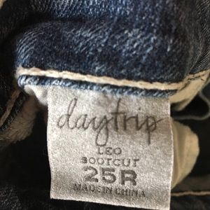 Day trip book cut jeans